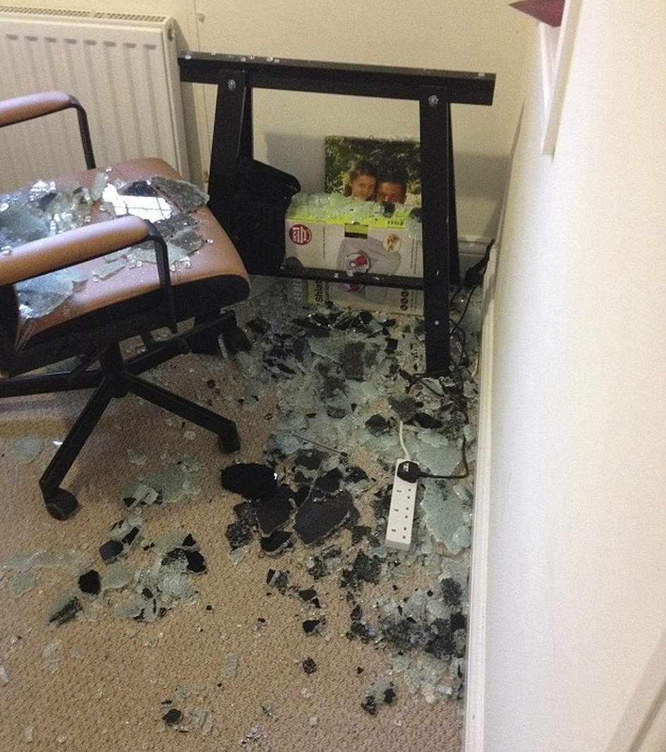 Det krossade glasbordet. Foto: Twitter.