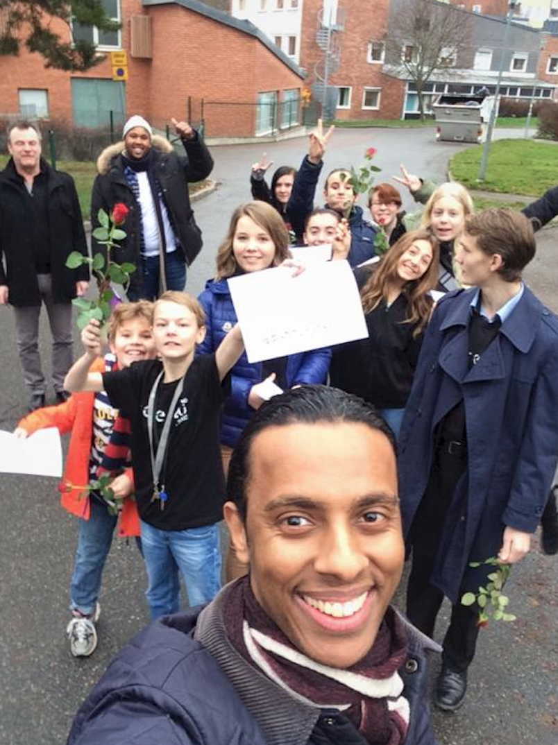 Mohammed tar en selfie med ungdomarna inför överraskningen. Foto: Privat.