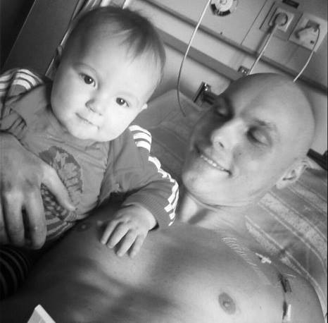 Jacob med sonen Jack på sjukhuset. Foto: Privat.
